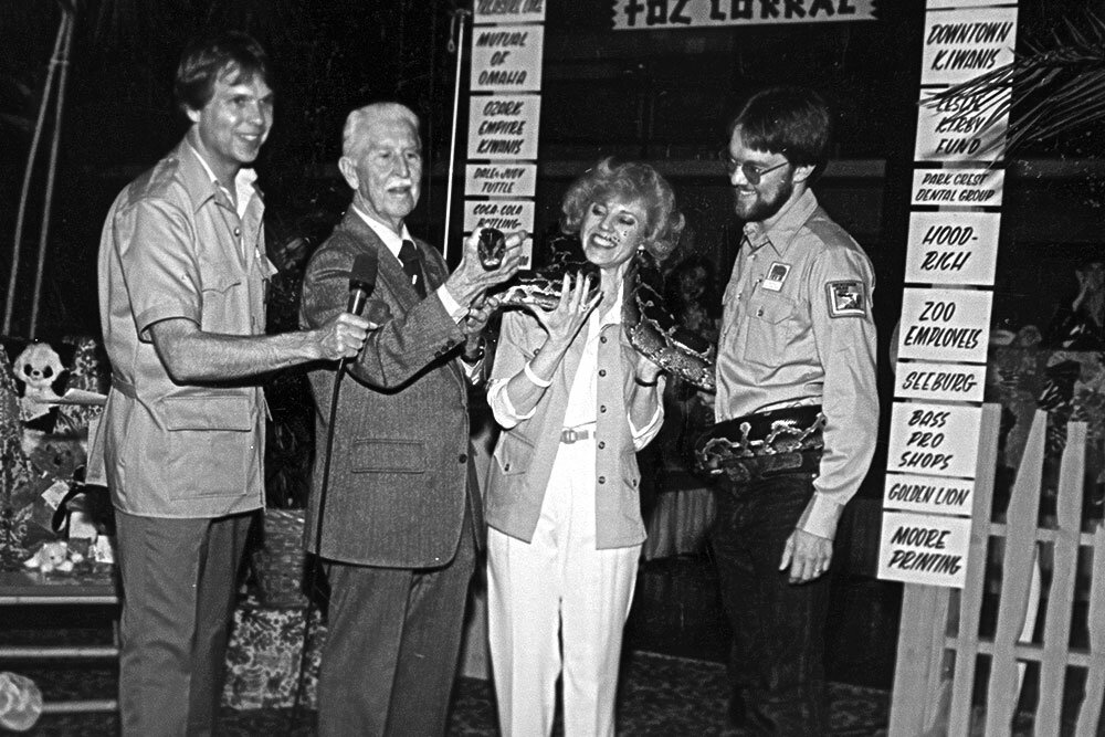 Marlin Perkins, second from left, a zoologist best known as host of "Wild Kingdom," helps at a 1984 fundraiser for the zoo's animal nursery.